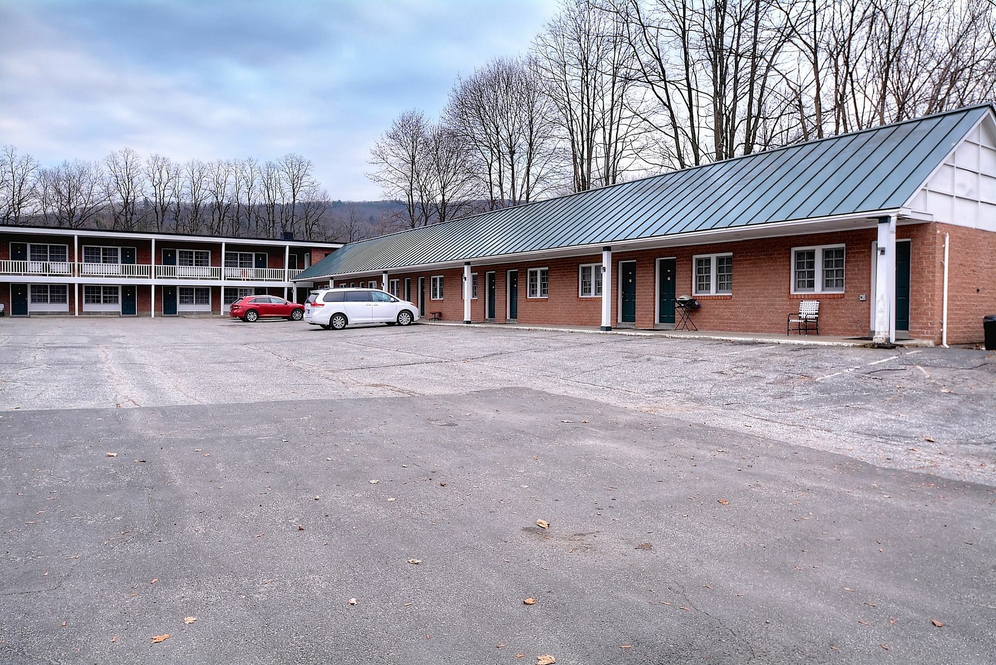 Colonial Motel And Spa Brattleboro Exterior photo